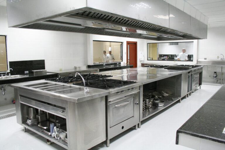 Kitchen_at_the_Universidad_de_Especialidades_Espíritu_Santo